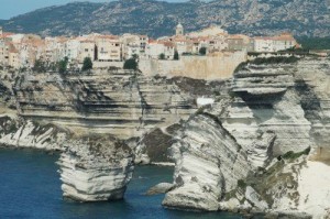 bonifacio-citta-vecchia-scogliera-sul-mare-corsica-francia