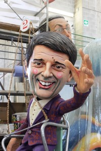 renzi-nuova-maschera-al-carnevale-di-viareggio1