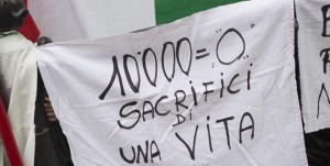 Un momento dellaa manifestazione di piccoli azionisti e obbligazionisti dei quattro istituti di credito interessati dal cosiddetto decreto "Salva-banche" insieme a parlamentari del M5S per protestare contro il provvedimento del governo che anticipa il bail-in, piazza Montecitorio, Roma, 6 Dicembre 2015. ANSA/GIUSEPPE LAMI