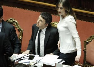 Il ministro delle Riforme Maria Elena Boschi e il presidente del Consiglio Matteo Renzi in Senato durante le comunicazioni in vista del Consiglio europeo, Roma, 18 Marzo 2015. ANSA/ GIUSEPPE LAMI