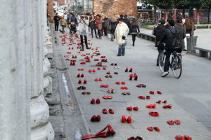 (KIKA) - MILANO - Arriva a Milano Con i tuoi occhi, ovvero cento paia di scarpe rosse per dire basta alla violenza sulle donne. é  il messaggio di denuncia che la performance di arte urbana ha lanciato davanti alla Basilica di San Lorenzo. ÒVedere con gli occhi dellÕaltra", ha spiegato la curatrice Francesca Guerisol, "di quelle donne che hanno subito violenza e che decidono di rompere il silenzio. Di quelle artiste che mirano a dar voce a chi non cÕ pi, a chi  scomparsa, a chi non ha la forza per denunciare, a chi diviene succube di stereotipi sessistiÓ. Il progetto ha origine nel 2009 ed  stato allestito per la prima volta in Italia. ÒRealizzata nel 2009 a Ciudad Juarez, la citt dello stato del Chihuahua conosciuta come il luogo pi pericoloso al mondo per una donna, e in altri stati del Messico e degli Stati Uniti, lÕinstallazione raccoglie attraverso il passaparola centinaia di scarpe di amiche e conoscenti di donne che hanno subito violenza". *** Local Caption *** (KIKA) - MILAN - Francesca Guerisol presented Con i tuoi Occhi, no profit initiative to denounce violence against women.