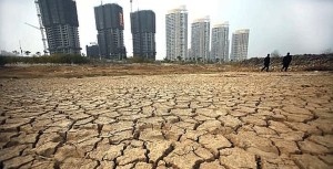 The dry riverbed of the Gan river, which flows into Poyang lake and is a major tributary of the Yangtze, as the river dries up near the Jiangxi capital of Nanchang, 05 December 2007, due to the drought that began in July.  Water levels in Poyang Lake in Jiangxi province, China's largest fresh water lake, are nearing record lows as a drought exacerbates, causing severe water shortages for industrial and residential users.                CHINA OUT GETTY OUT        AFP PHOTO