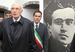 20070430 - GHILARZA (ORISTANO) - POL : GRAMSCI: NAPOLITANO, E' STATO UN GIGANTE DEL PENSIERO POLITICO. Il presidente della Repubblica Giorgio Napolitano visita la Casa Museo di Antonio Gramsci a Ghilarza (Oristano). ANSA / ENRICO OLIVERIO / PRESIDENZA DELLA REPUBBLICA / POOL / PAL