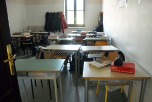 20082511 - BARI - DIS - SCOPPIA CALDAIA SU TERRAZZO LICEO NEL BARESE, NESSUN FERITO; Un'aula del liceo classico " Sylos " di Terlizzi abbandonata dagli studenti in seguito allo scoppio della caldaia. Intorno alle otto e trenta di questa mattina si è avvertito uno scoppio nel liceo di Terlizzi, paese a trente chilometri da Bari. Lo scoppio ha causato il crollo del vano tecnico contenente la caldaia, ubicato sul terrazzo dello stabile. Non ci sarebbero feriti ma la scuola è stata immediatamente evacuata. Sul posto sono intervenuti i Vigili del Fuoco che stanno stimando i danni e la Polizia Municipale. ANSA/LUCA TURI/i51.