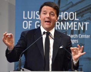 Il presidente del Consiglio, Matteo Renzi, durante l'incontro con gli studenti dei master della Luiss School of Government, in occasione del 5/o anniversario della nascita, Roma, 23 marzo 2015. ANSA/ETTORE FERRARI