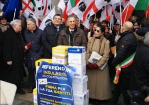 Gianfranco-Ganau-e-Roberto-Frongia-con-tutti-i-promotori-del-referendum-Foto-di-Gianfranco-Ganau-679x480-679x480