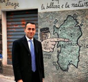 Luigi Di Maio passeggia tra i murales di Orgosolo