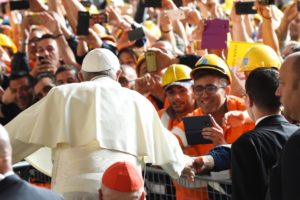 papa-bergoglio-ilva-operai-lapresse-6